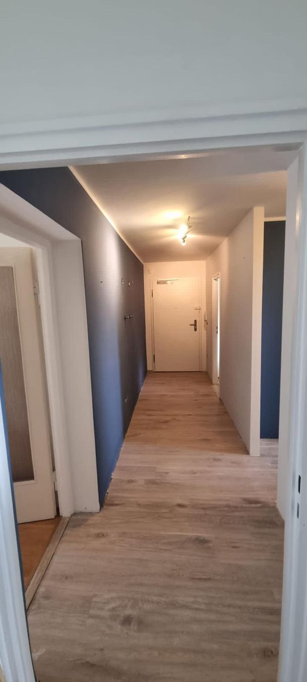 Flur mit blauer Akzentwand
