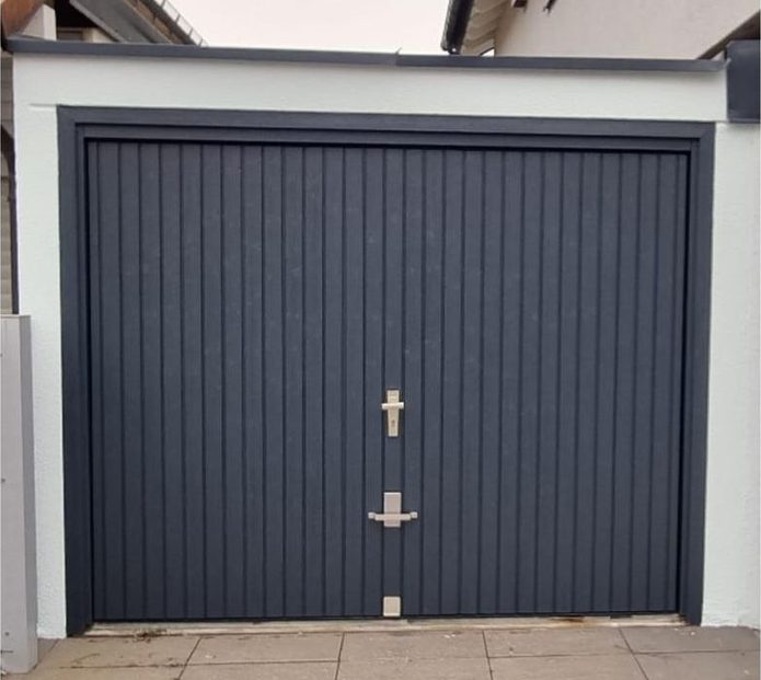 Garagentor neu lackiert – nachher