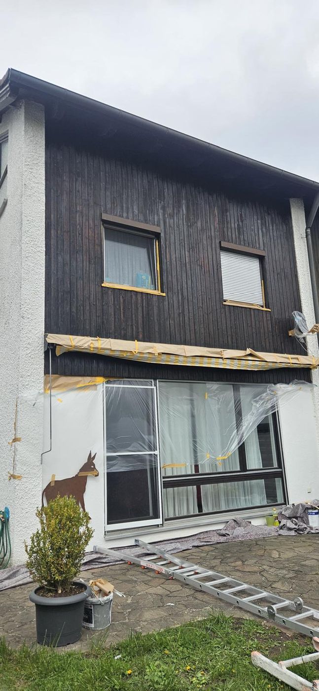 Holzfassade während der Arbeiten