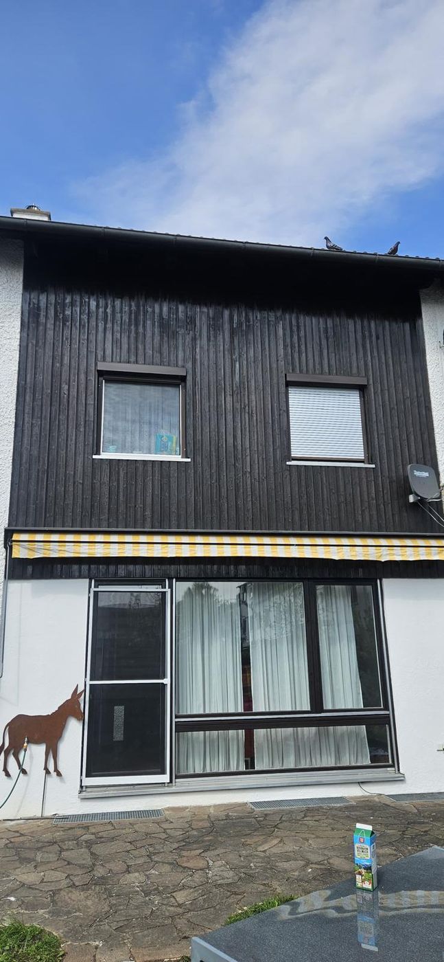 Holzfassade nach dem Anstrich