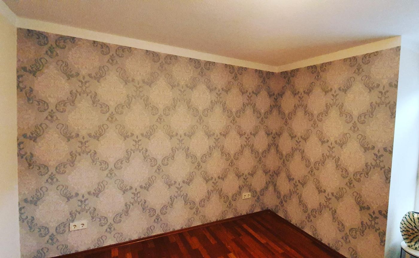 Ornament-Tapete im Wohnraum