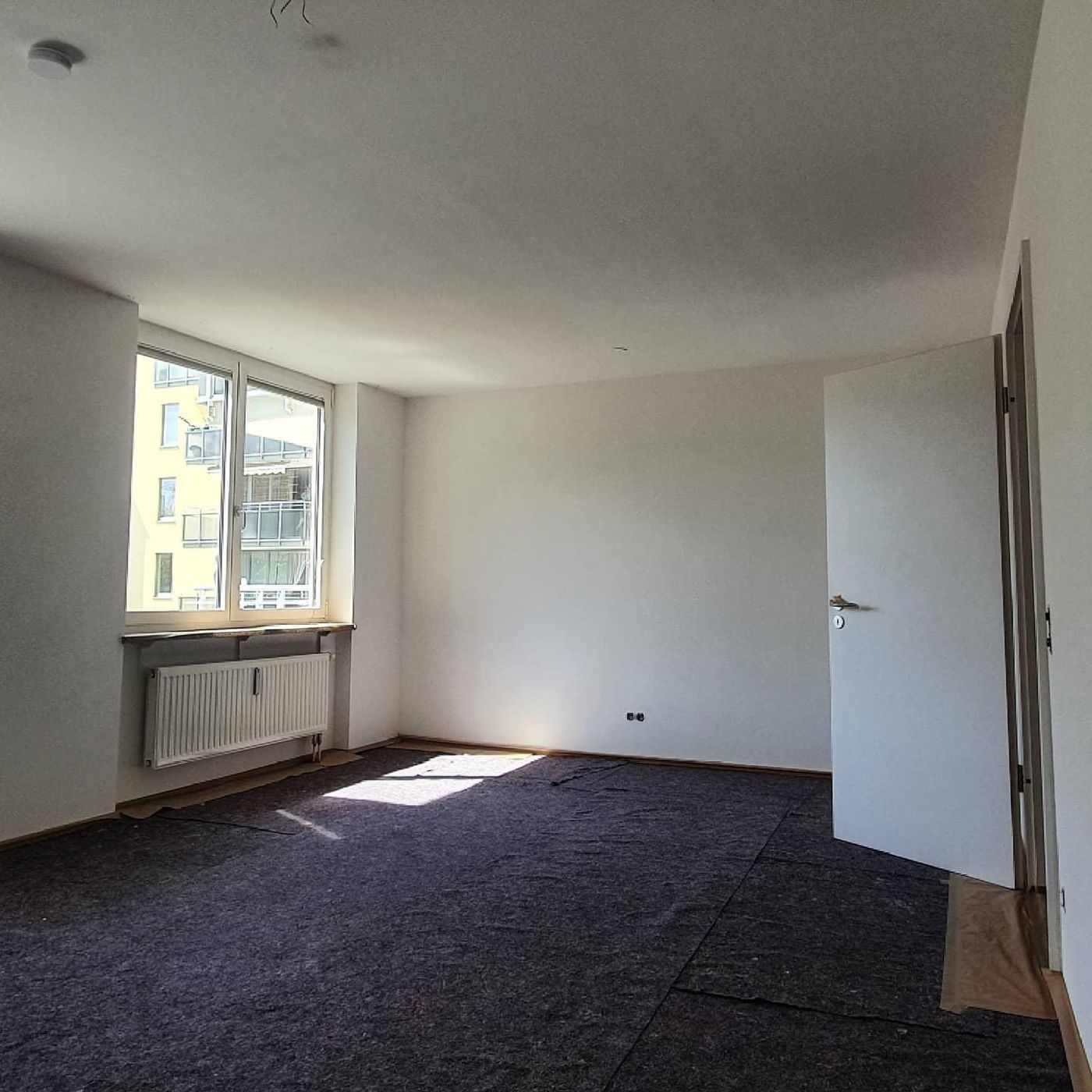 Frisch gestrichenes Zimmer mit Bodenschutz